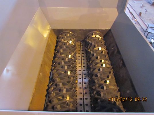 15ton/h廃物は二重シャフトのシュレッダー機械を撮影する