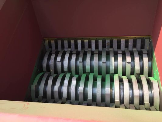 38刃18.5kwのプラスチック ドラム シュレッダー、低雑音二重シャフトのシュレッダー